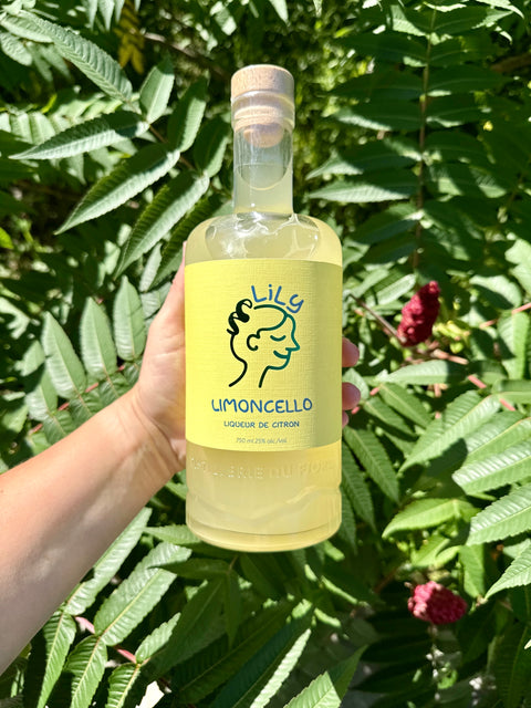 limoncello du quebec devant feuillage vert
